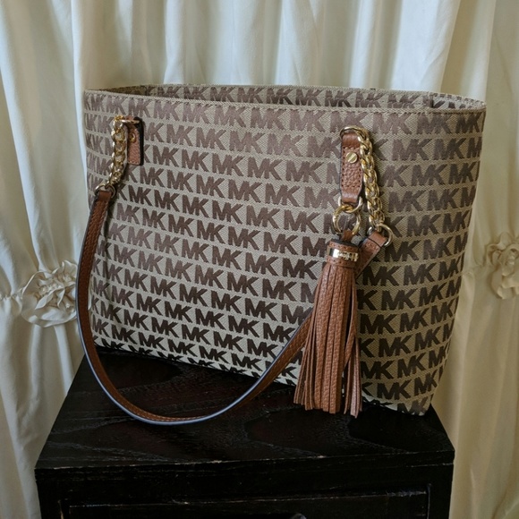 Michael Kors Handbags - NWT Michael Kors Jet Set Chain Tote